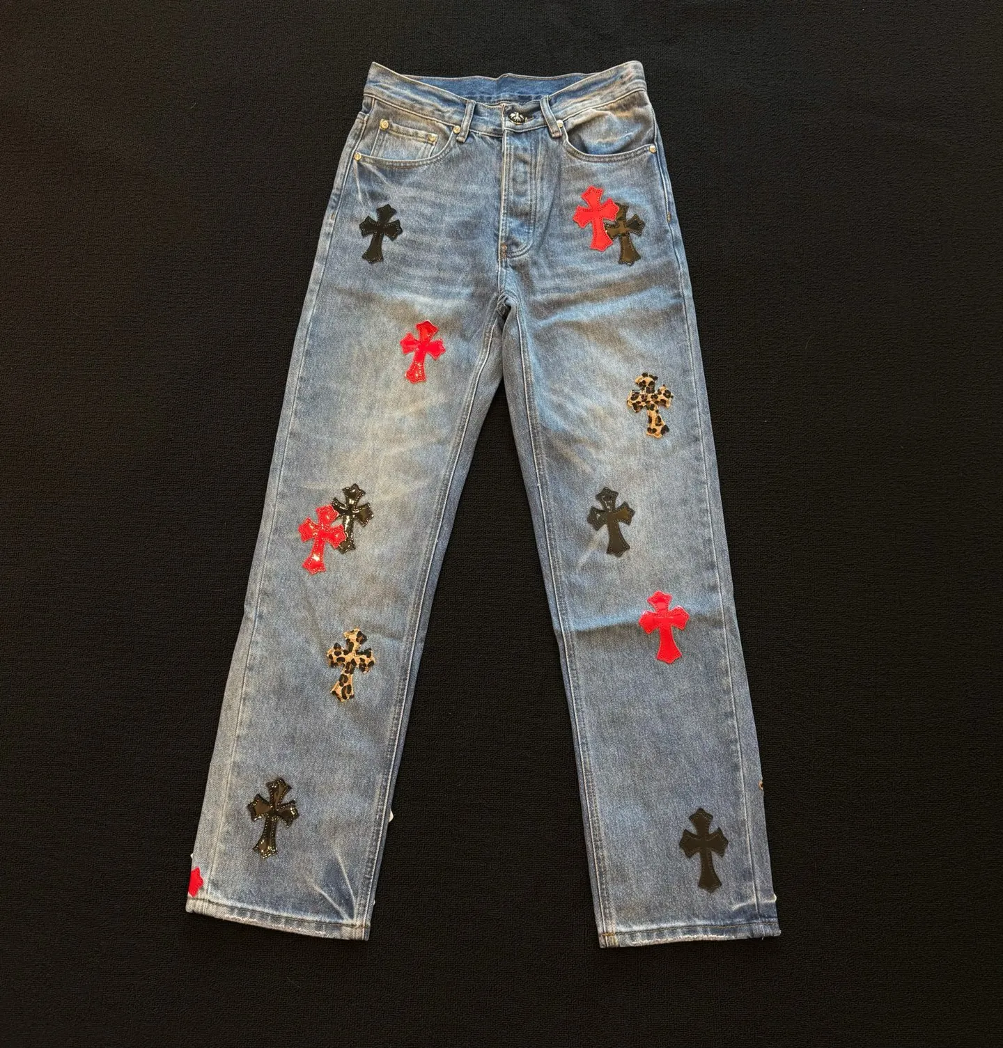 P300 style number: D383 Chrome hearts -CH Chrome hearts new mirrored red leather leopard print cross patch leather washed blue jeans SIZE #28 30 32 34 36 Size reference # Pants length 102 104 106 108 110 Waist 70 75 80 85 90 Hip 96 101 106 111 116